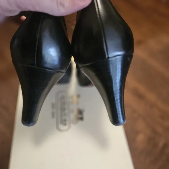Coach Pumps - Picture 6 of 7
